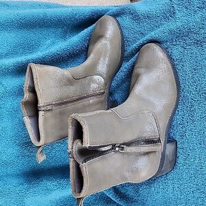 CLARKS Nevella Devon Metallic Taupe Leather Zip Ankle Boots Size 9 M 26120884